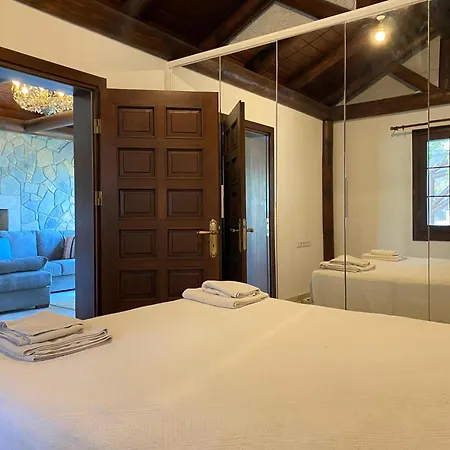 Charming 1br Stone House With View * Богазычи